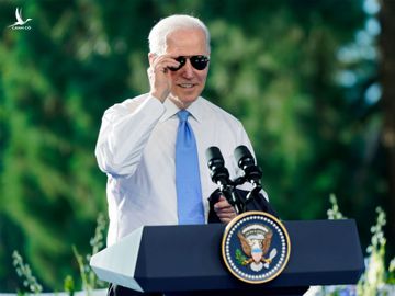 Tổng thống Mỹ Joe Biden đeo kính râm mắt chuồn trong buổi họp báo sau hội nghị thượng đỉnh tại Geneva, Thụy Sĩ, ngày 16/6 với Tổng thống Nga Putin. Ảnh: AP