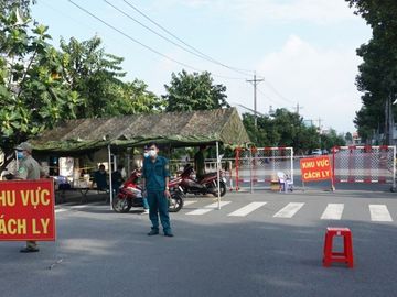 Lực lượng chức năng phong toả Khu dân cư Hiệp Thành 3, TP Thủ Dầu Một, nơi dẫn vào công ty bệnh nhân 7059 làm việc. Ảnh: Nguyệt Triều