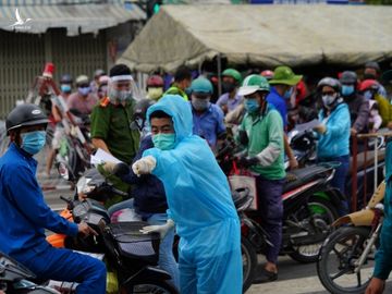 Lực lượng trực chốt mướt mồ hôi, khan tiếng giải thích để người dân quay đầu /// Ảnh: Độc Lập