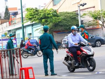 Chốt kiểm soát tại Gò Vấp (TP.HCM): 'Xả' chốt hợp lý, dân khen 'thuận lợi, không bị trễ giờ làm' - ảnh 5