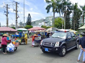 Trước cổng công ty Pouyuen