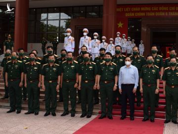 Thủ tướng chụp ảnh với cán bộ dự Hội nghị Quân chính toàn quân.