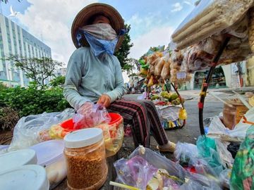 Người bán hàng rong bị ảnh hưởng bởi dịch Covid-19 - họ là một trong những thành phần được hỗ trợ trong gói hỗ trợ Covid-19 với 886 tỉ đồng /// ẢNH: BÍCH NGÂN