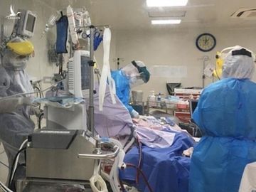 Bệnh nhân Covid-19 rất nặng đang được can thiệp ECMO tại Bệnh viện Bệnh Nhiệt đới TP HCM, ngày 8/6. Ảnh do bệnh viện cung cấp.