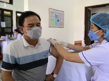 Tiêm vaccine Astrazeneca cho tuyến đầu phòng chống dịch Covid-19 tại Trung tâm y tế TP Đông Hà, Quảng Trị, ngày 13/5/2021. Ảnh: Hoàng Táo/VnExpress