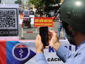 Người dân quét mã QR khai báo y tế điện tử tại chốt kiểm dịch y tế trên đường Nguyễn Kiệm, quận Gò Vấp, ngày 3/6. Ảnh: Quỳnh Trần.