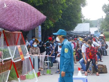  Công nhân của một công ty thuộc ổ dịch phường Tân Phước Khánh (thị xã Tân Uyên) đang đợi lấy mẫu xét nghiệm. Ảnh: LÊ ÁNH