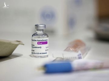 Một lọ vaccince Covid-19 của AstraZeneca tại Anh hồi tháng hai. Ảnh: Reuters.