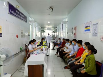 Người tình nguyện chờ khám sàng lọc để tham gia tiêm thử nghiệm vắc xin Nanocovax tại Bệnh viện Đa khoa Bến Lức, tỉnh Long An. ẢNH: TÚ UYÊN