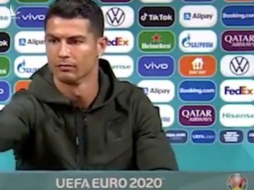 Hành động phũ phàng của Ronaldo khiến nhà tài trợ Euro bốc hơi 93 nghìn tỷ đồng - Ảnh 2.