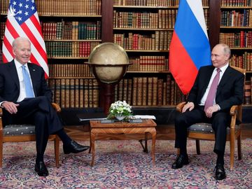 Hành động khó hiểu của ông Biden trong cuộc gặp với ông Putin - 1