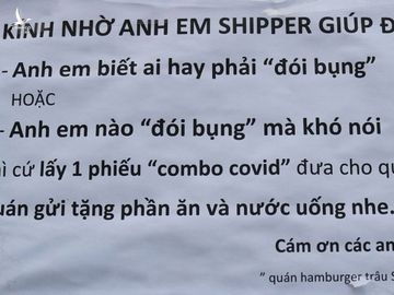 Thông báo hài hước được dán trước cửa quán đựng phiếu "combo Covid" được gắn trên cửa