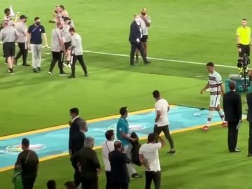 Ronaldo ném và đá băng thủ quân Bồ Đào Nha