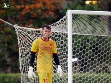 Tấn Trường có trận bắt chính cho tuyển Việt Nam ở trận gặp Indonesia. Đó là lần bắt chính đầu tiên của anh cho đội tuyển sau gần 8 năm. Ảnh: VFF.