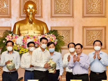 Chinh phu luon lang nghe, chia se voi bao chi anh 2