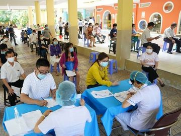 Điểm tiêm cộng đồng tại Trường tiểu học Nguyễn Bỉnh Khiêm, Q.1 do Bệnh viện Q.1 phụ trách