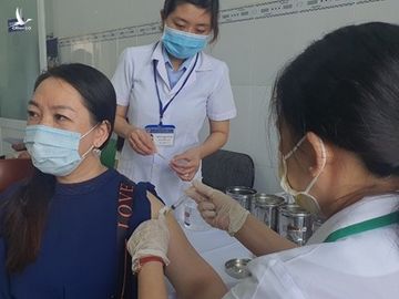 Tiêm vaccine mũi 2 phản ứng không quá lo ngại như mũi 1. Ảnh: Nhật Hồ