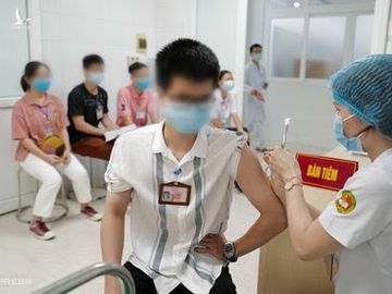 Người tình nguyện tiêm thử nghiệm vaccine Nanocovax tại Học viện Quân y, ngày 11/6. Ảnh: Ngọc Thành.