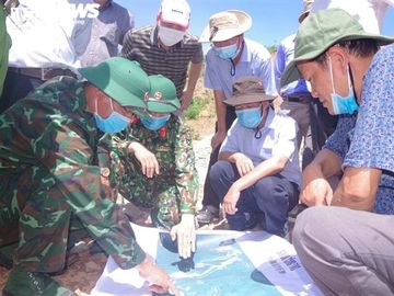    Ông Nguyễn Văn Phương dẫn đầu đoàn công tác của UBND tỉnh Thừa Thiên - Huế quay lại Rào Trăng 3 để khảo sát, lên phương án tìm kiếm 11 công nhân còn mất tích. (Ảnh: Lê Quang Đạo - Bộ CHQS tỉnh Thừa Thiên - Huế).