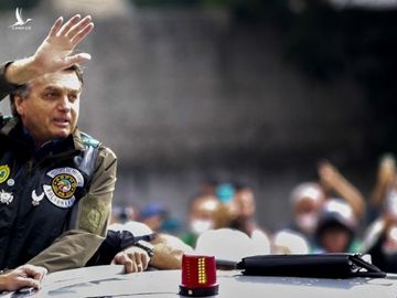 Tổng thống Brazil Jair Bolsonaro vẫy chào người ủng hộ trong cuộc mít tinh tại bang Sao Paulo hôm 12/6. Ảnh: AFP.