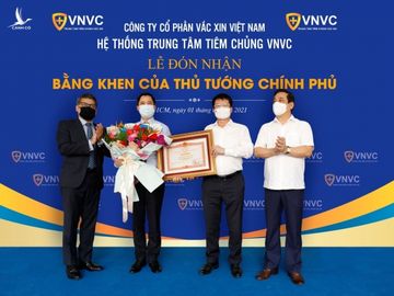 Thứ trưởng Bộ Y tế Trương Quốc Cường thay mặt Chính phủ và Bộ Y tế trao tặng bằng khen cho ông Ngô Chí Dũng, Chủ tịch Hội đồng Quản trị kiêm Tổng giám đốc Công ty Cổ phần Vacxin Việt Nam (VNVC).