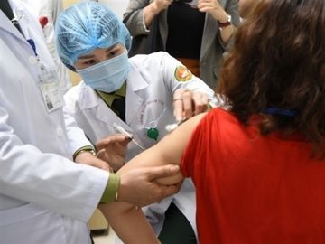 Gần 1.000 người tiêm vaccine Nanocovax giai đoạn 3, một người bị phản vệ - 1