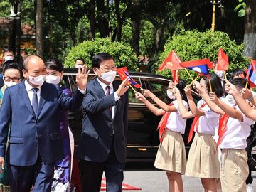 Tổng bí thư, Chủ tịch nước Lào bắt đầu thăm hữu nghị chính thức Việt Nam - Ảnh 3.