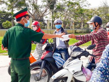 Chốt kiểm soát dịch Covid-19 đông nghẹt người giờ cao điểm: Người lo lắng, CSGT làm không xuể - ảnh 11