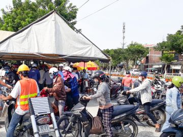 Chốt kiểm soát dịch cửa ngõ TP.Đà Nẵng đông nghẹt người, khiến việc khai báo y tế lại mất an toàn chống dịch /// ẢNH: NGỌC HÂN