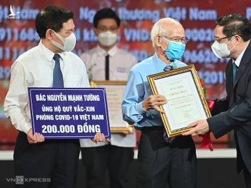 Thủ tướng Phạm Minh Chính đón nhận ủng hộ của người dân tại lễ ra mắt Quỹ vaccine Covid-19. Ảnh: Giang Huy.