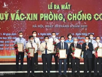 Lãnh đạo Đảng, Nhà nước tiếp nhận đóng góp của các bộ ngành, địa phương tại lễ ra mắt Quỹ Vaccine Covid-19. Ảnh: Giang Huy.