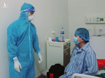 Nhân viên y tế bệnh viện hỏi tình trạng sức khỏe của nữ bệnh nhân trước khi xuất viện, ngày 26/6 tại Bệnh viện Bệnh nhiệt đới. Ảnh: Thanh Sơn. Nhân viên y tế bệnh viện hỏi tình trạng sức khỏe của nữ bệnh nhân trước khi xuất viện, ngày 26/6 tại Bệnh viện Bệnh nhiệt đới. Ảnh: Thanh Sơn.