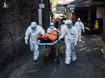 Các nhân viên y tế di chuyển thi thể một bệnh nhân Covid-19 tại thành phố Bandung, Indonesia, hôm 18/7. Ảnh: AFP.