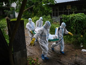 Tình nguyện viên đưa thi thể bệnh nhân Covid-19 đến nghĩa trang tại Yangon /// AFP