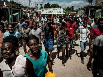 Người dân biểu tình phản đối Tổng thống Jovenel Moise tại Les Cayes, Haiti, hồi năm 2019. Ảnh: NY Times.