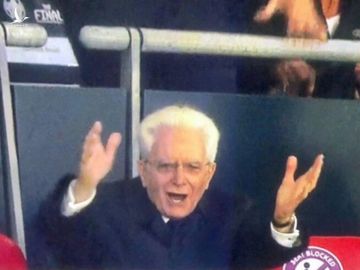 Hoàng tử Anh 7 tuổi buồn thiu, còn Tổng thống Ý Mattarella 79 tuổi phấn khích gây sốt - Ảnh 1.