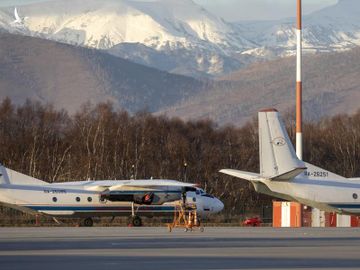 Chiếc Antonov An-26 cùng số hiệu với máy bay mát tích tại sân bay Elizovo, ngoại ô Kamchatsky, Nga, hồi tháng 11/2020. Ảnh: AP.