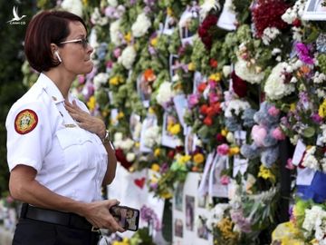 Melanie C. Adams, giám đốc sở cứu hộ cứu hỏa Miami - Dade, tới thăm khu tưởng niệm nạn nhân vụ sập cung cư hôm 1/7. Ảnh: AP.