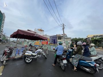 Chốt kiểm soát ở TP.HCM được lập lại, kiểm tra 'giấy thông hành' người dân ra đường - ảnh 1