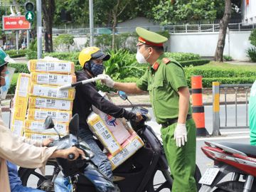 TP.HCM kiểm soát chặt người dân ra đường trong ngày tiếp tục áp dụng Chỉ thị 16 - ảnh 2