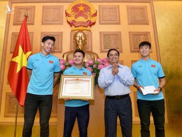 Thủ tướng Phạm Minh Chính tặng bằng khen cho đội tuyển Việt Nam - Ảnh 1.