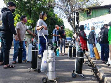 Indonesia có số ca tử vong do COVID-19 cao nhất thế giới - Ảnh 1.