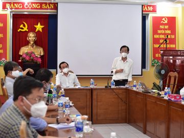 Bí thư Thành ủy TP.HCM: Tôi thấy cần phải gặp chuyên gia, nhà khoa học bàn cách chống dịch COVID-19 - Ảnh 4. Bí thư Thành ủy TP.HCM: Tôi thấy cần phải gặp chuyên gia, nhà khoa học bàn cách chống dịch COVID-19 - Ảnh 4.