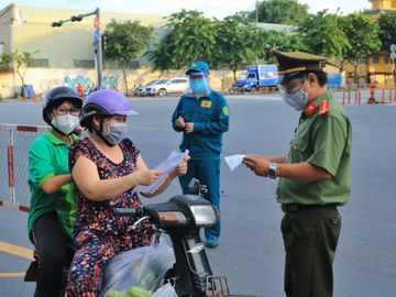 TP.HCM sau 18 giờ ngày 26.7: Nhiều tuyến đường vắng bóng người, xóm hẻm yên ắng - ảnh 1