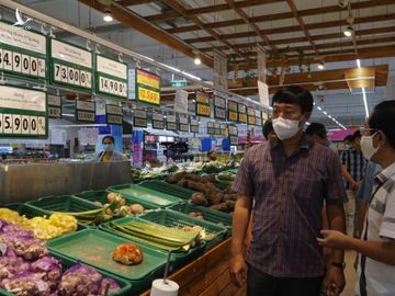 Ông Lê Quốc Phong, Bí thư Tỉnh uỷ Đồng Tháp (bìa trái) kiểm tra việc cung ứng hàng hoá tại địa phương thực hiện chỉ thị 16. Ảnh: Ngọc Tài