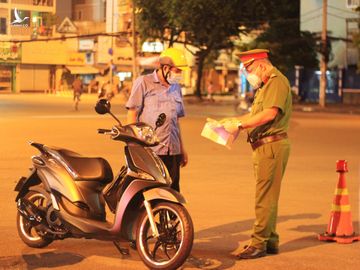 TP.HCM kiểm soát chặt người dân ra đường trong ngày tiếp tục áp dụng Chỉ thị 16 - ảnh 1