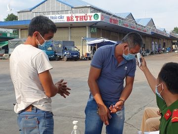 Chợ đầu mối Dầu Giây (Đồng Nai) tăng cường phòng chống, kiểm soát chặt tài xế ra vào chợ /// Ảnh: LÊ LÂM