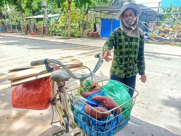 Một người dân khó khăn đến cây ATM gạo tại P.Thạnh Lộc (Q.12) nhận gạo miễn phí. /// P.T.N