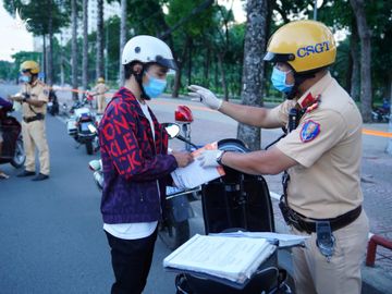 Từ Gò Vấp qua Phú Nhuận mua đồ nhưng không giải thích được đồ gì, nam thanh niên bị CSGT lập biên bản /// Ảnh: Độc Lập