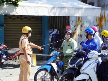 CSGT kiểm soát qua lại tại chốt trên đường Đinh Bộ Lĩnh, quận Bình Thạnh, ngày 10/7. Ảnh:Gia Minh.